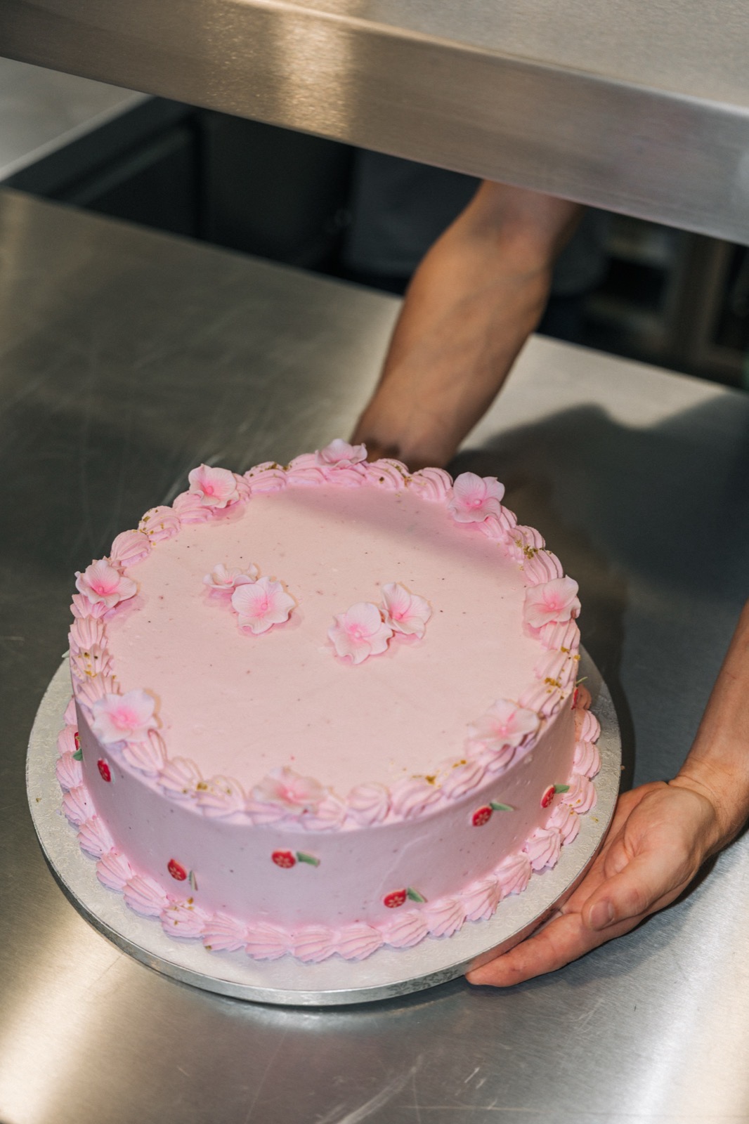 Rosa glasierte Torte aus der Backstube
