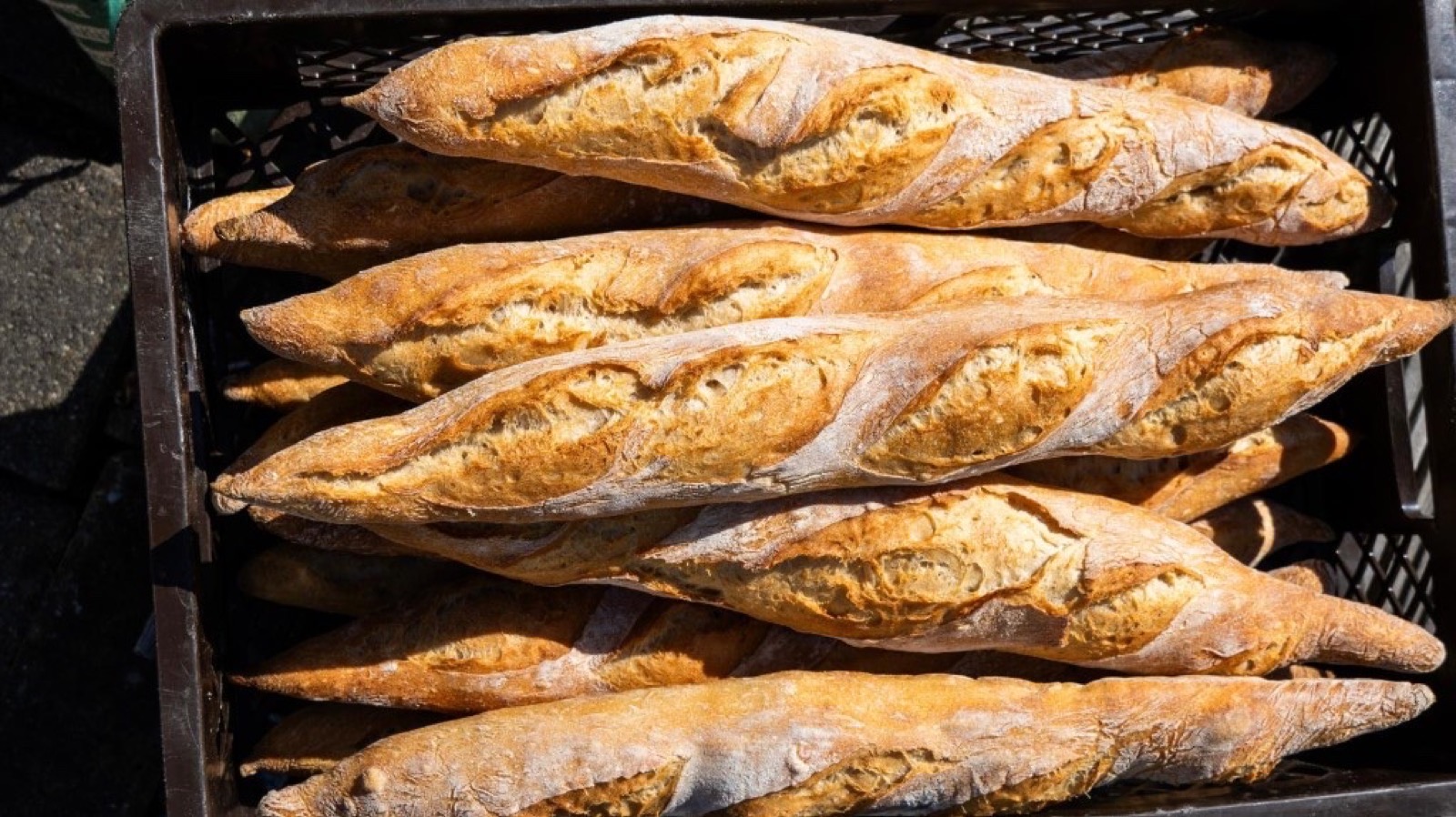 Frisch gebackene Baguettes aus der Backstube