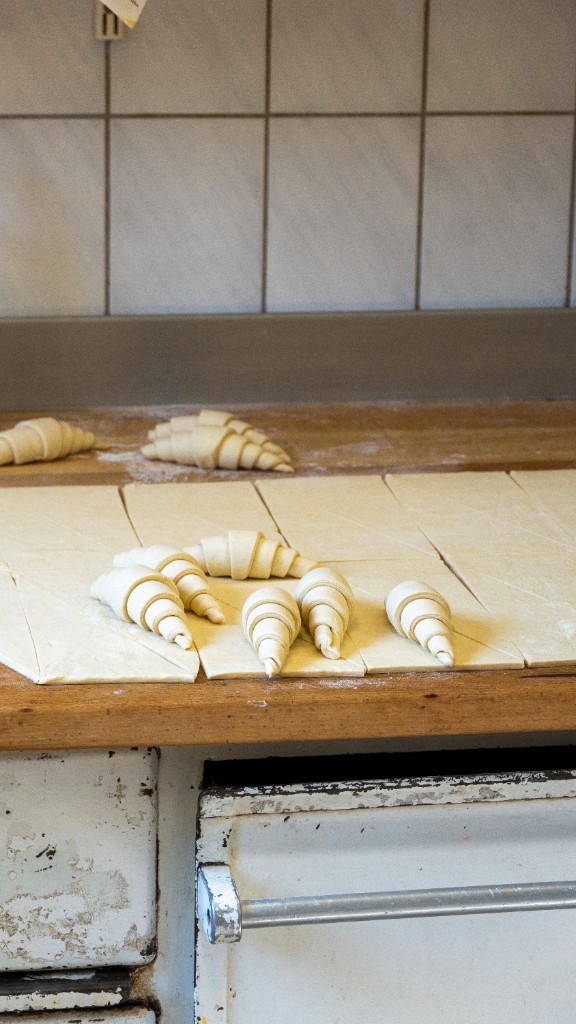 Frisch gebackene Croissants und Gebäck – Sonntags-Brunch im Café Erdmann