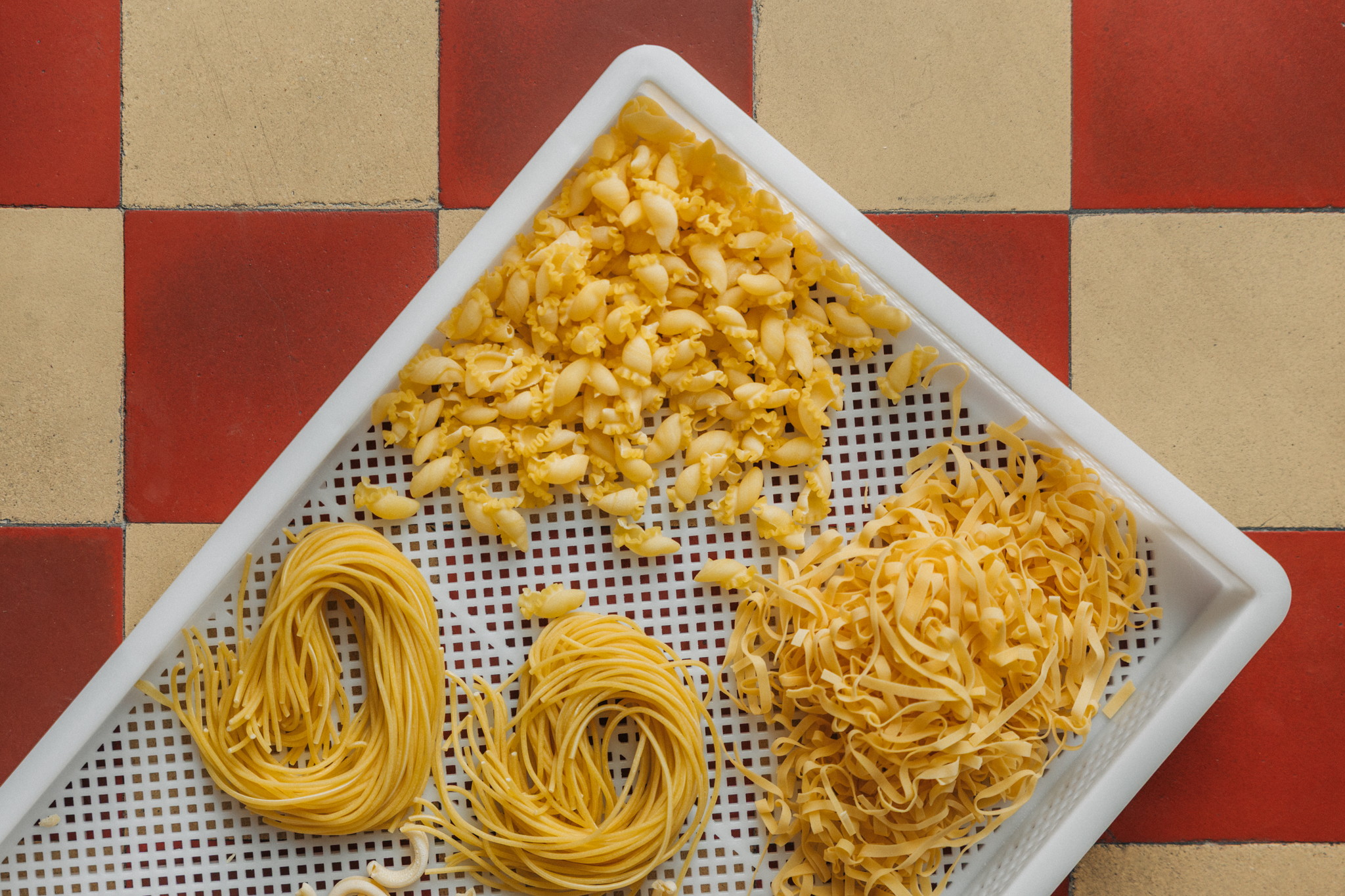 Frische Pasta auf einem Blech